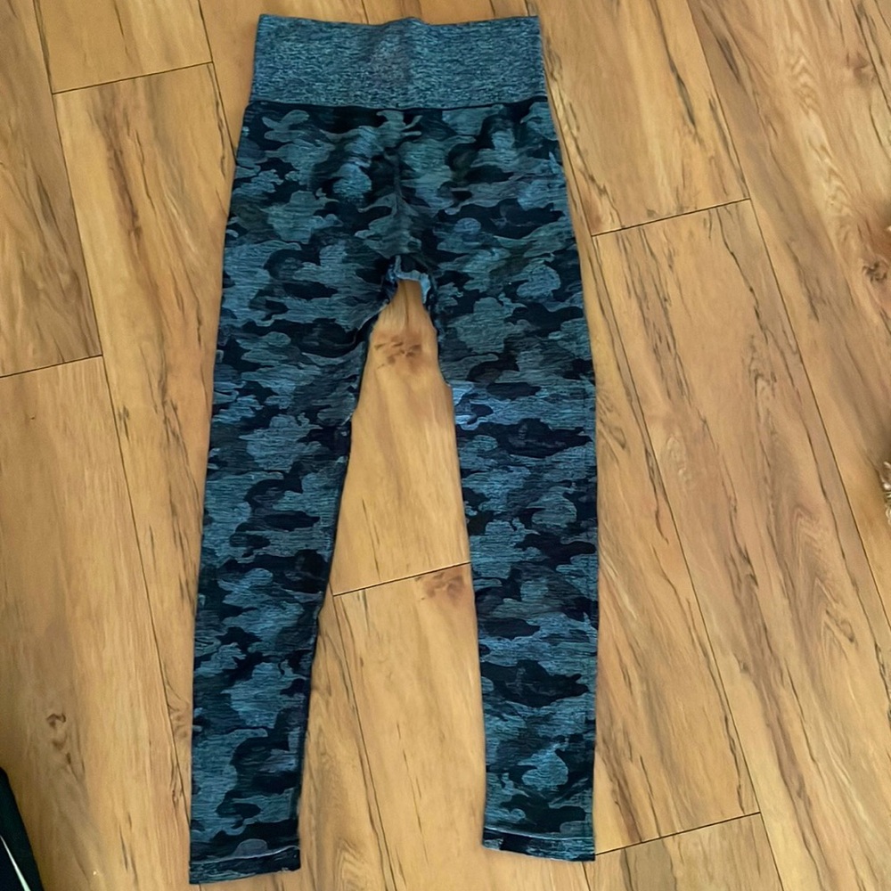 Seamless camo legging